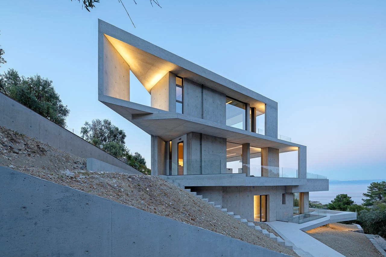 Luxurious and Modern Villa in the Aegean Sea