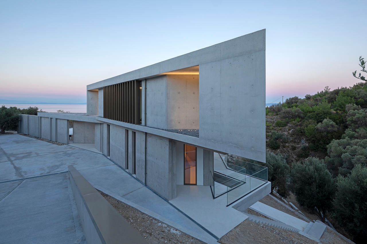 Luxurious and Modern Villa in the Aegean Sea