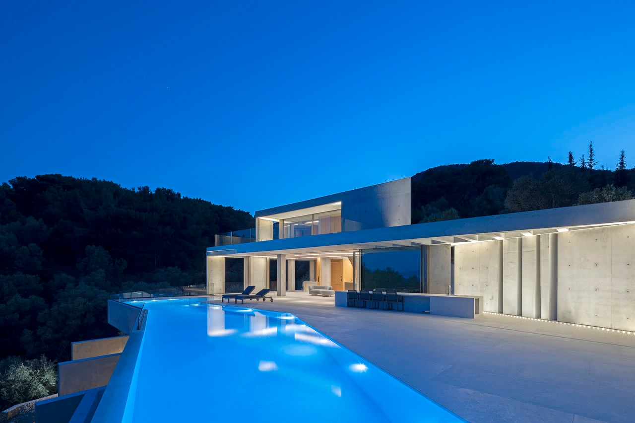 Luxurious and Modern Villa in the Aegean Sea