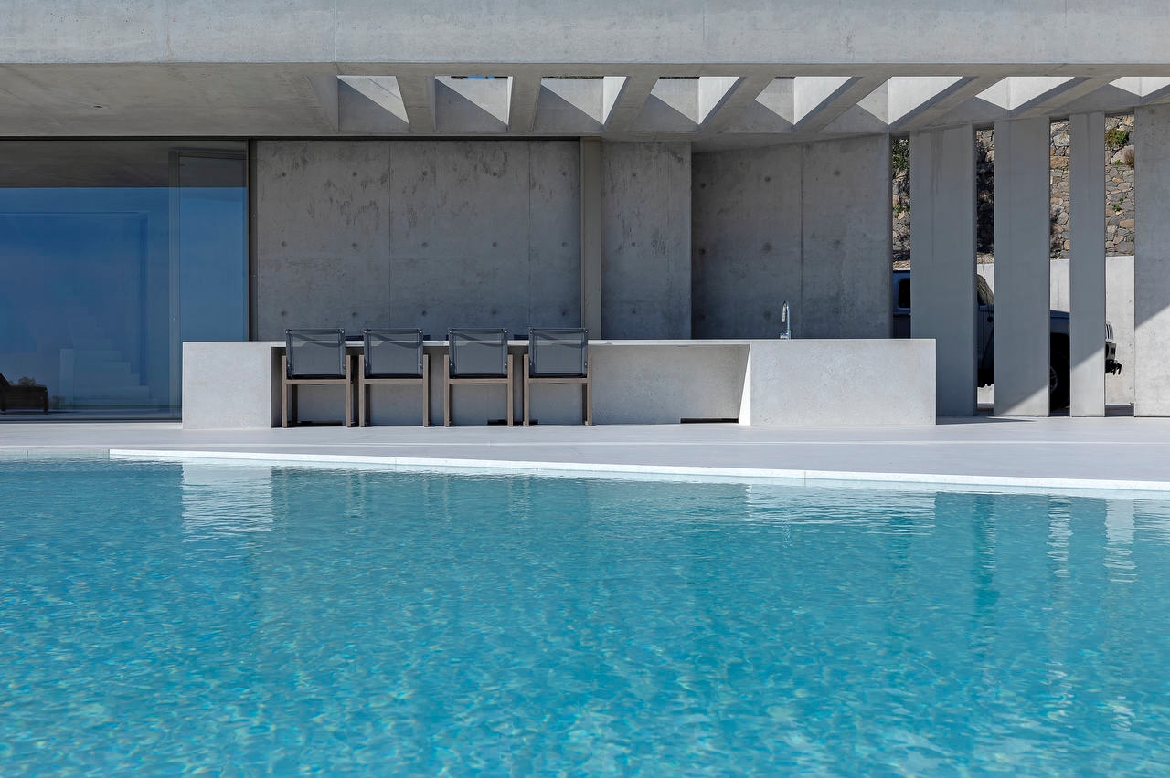 Luxurious and Modern Villa in the Aegean Sea