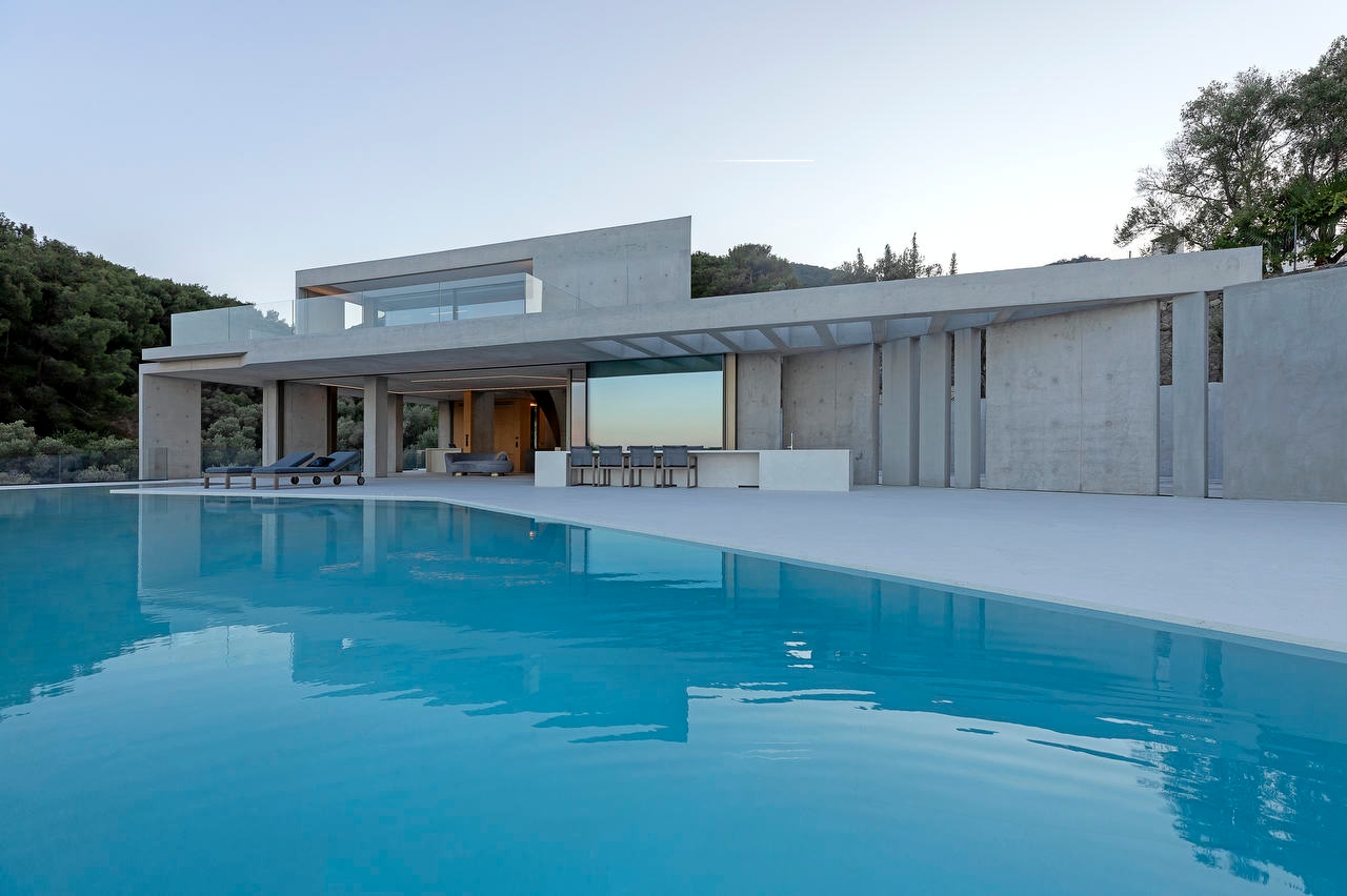Luxurious and Modern Villa in the Aegean Sea