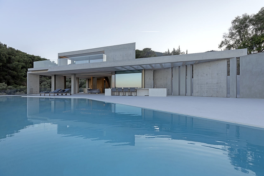 Luxurious and Modern Villa in the Aegean Sea