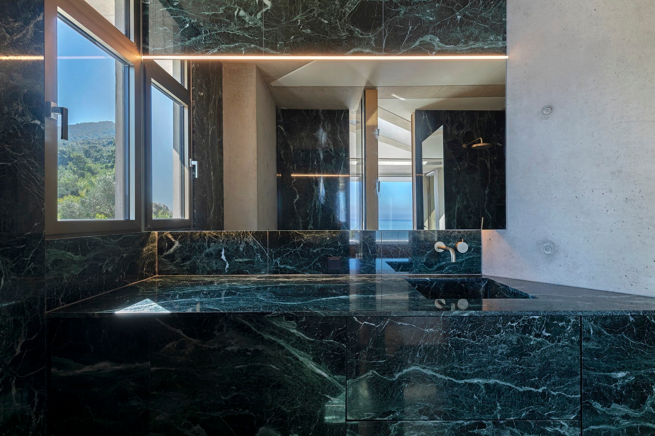 Luxurious and Modern Villa in the Aegean Sea