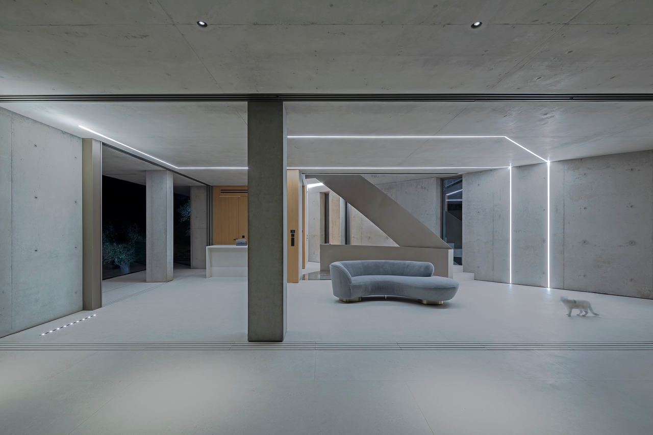 Luxurious and Modern Villa in the Aegean Sea