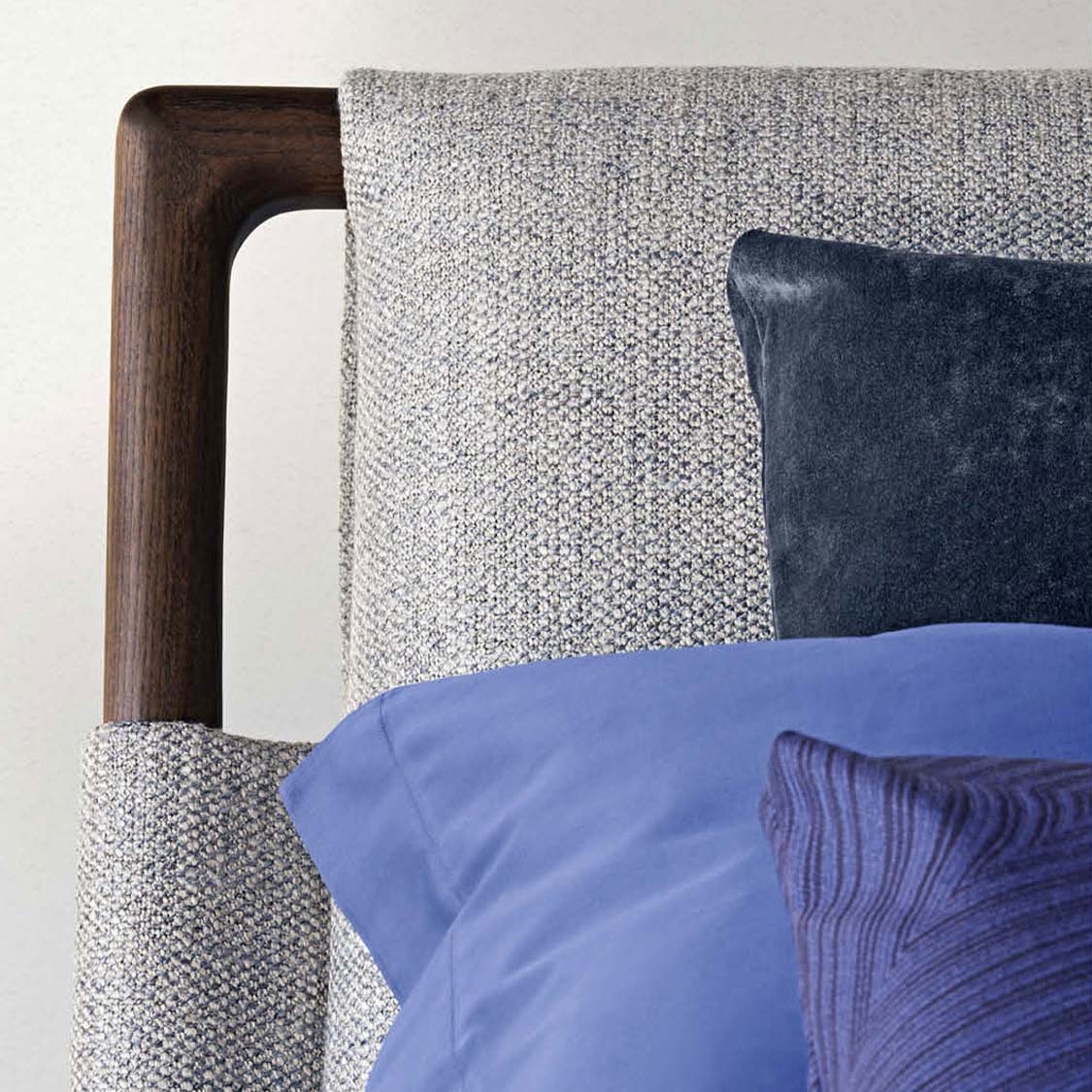 Solid Frame Bed | Gaudí