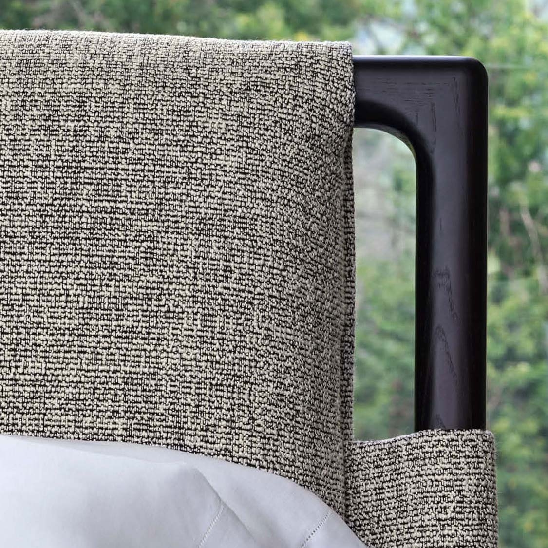 Solid Frame Bed | Gaudí