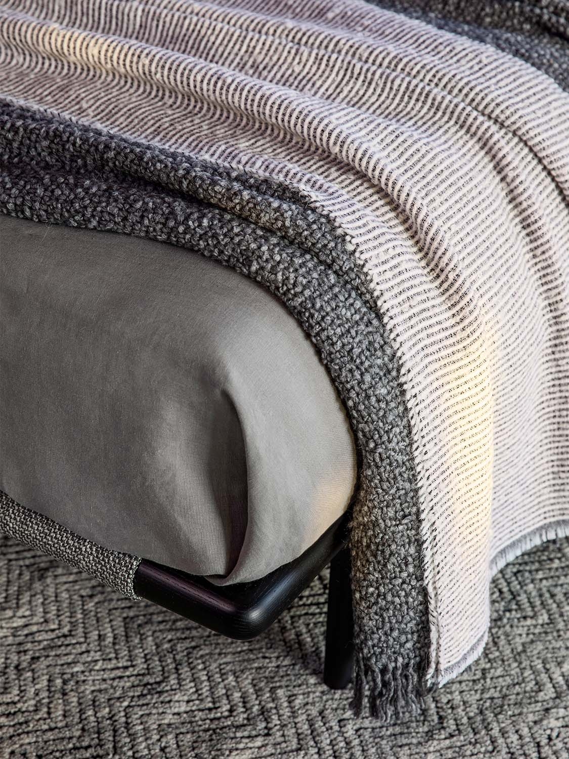 Solid Frame Bed | Gaudí