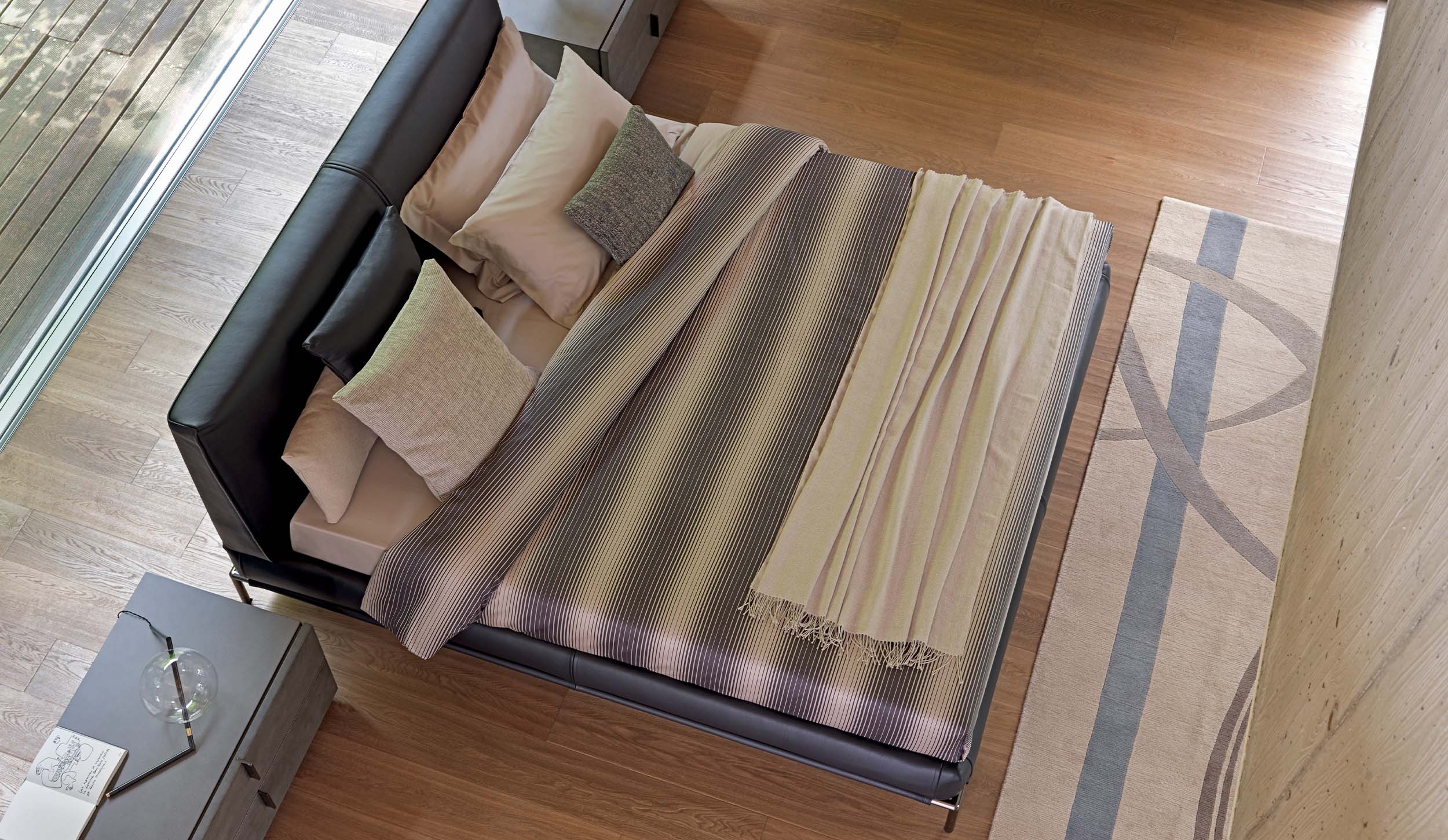 Bed With Upholstered Metal Frame | Icon