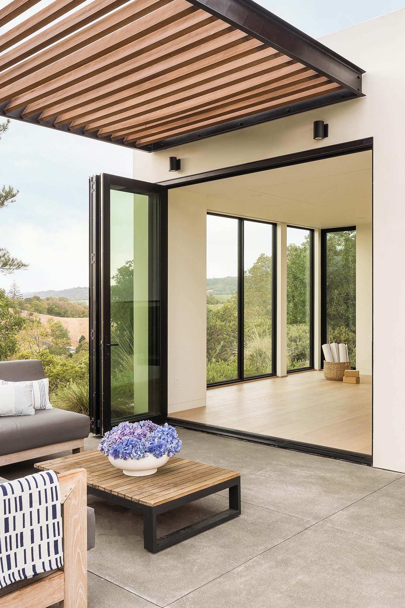 Series 9500 Bi-Fold Door - Classic Line