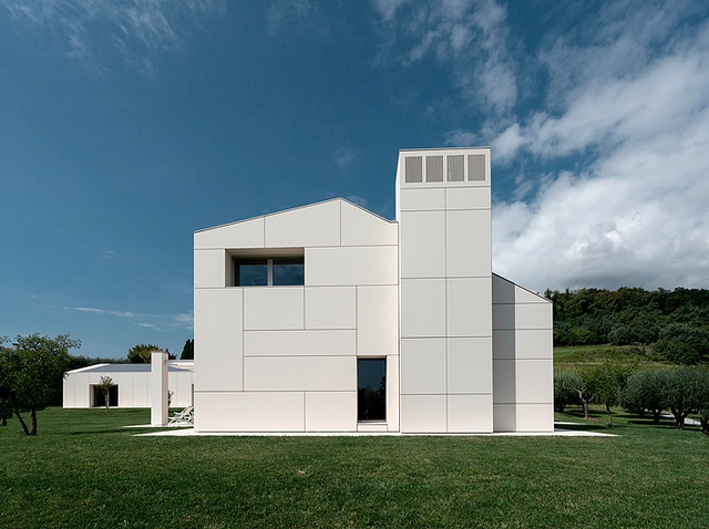 Bianco Crema finish for ventilated facades