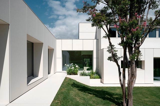 Sintered Stone Facades in Italian Villa