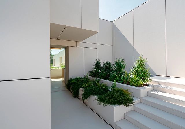 Bianco Crema finish for ventilated facades