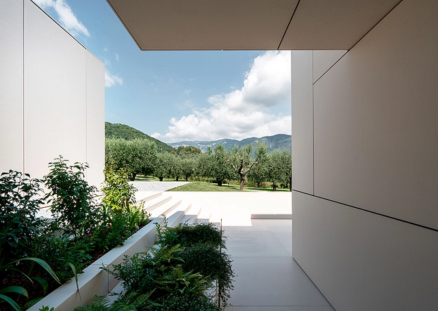 Bianco Crema finish for ventilated facades