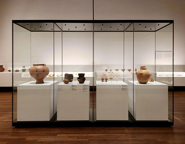 Zone display cases at the Montreal Museum of Fine Arts