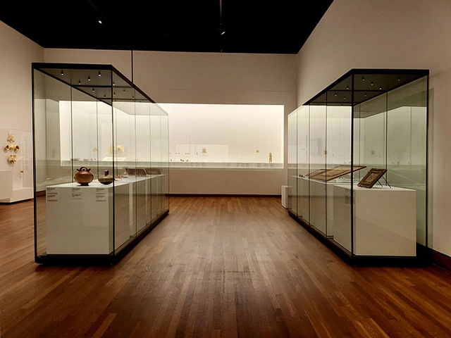 Zone display cases at the Montreal Museum of Fine Arts