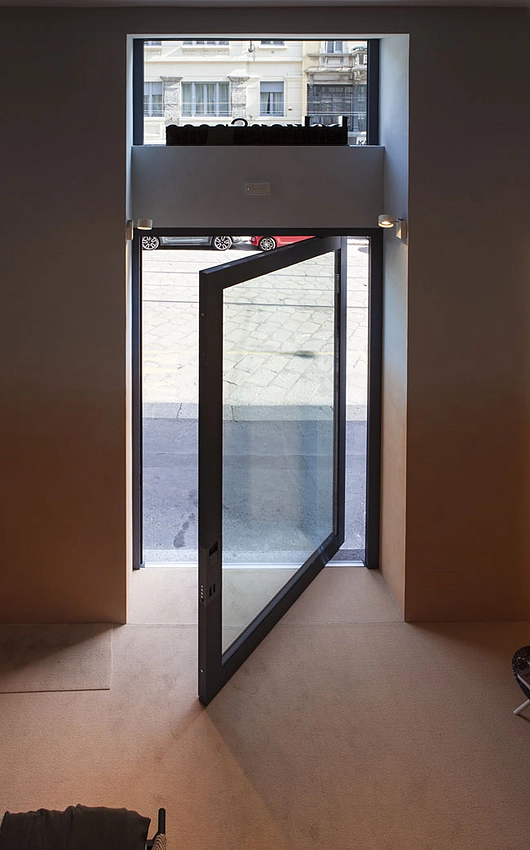 Nova glass pivot door in Milan