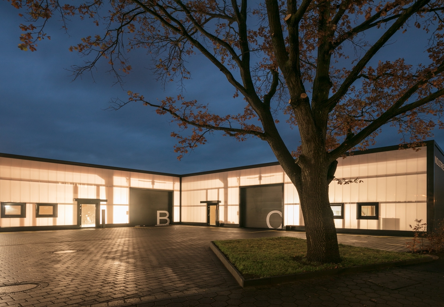 Translucent  Building Elements in Workshop Center