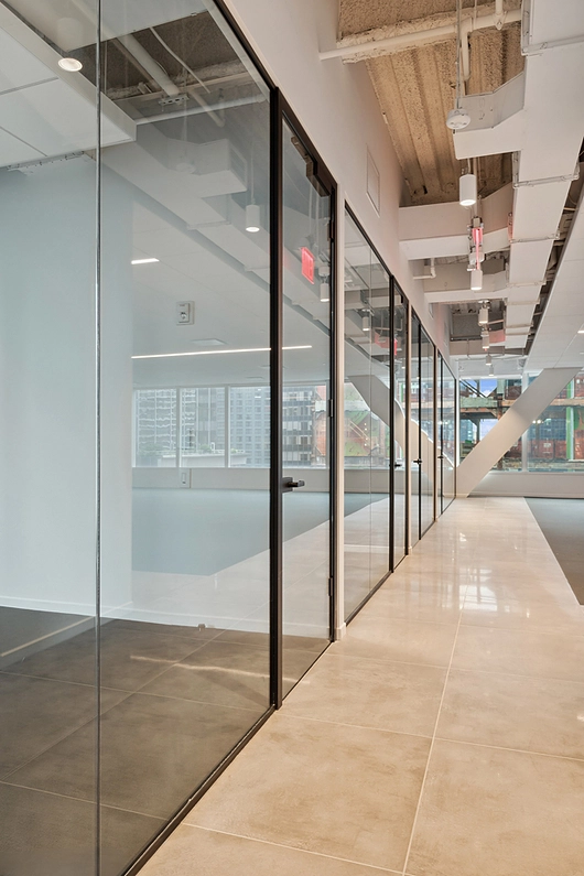 JUUNOO glass partition in New York office