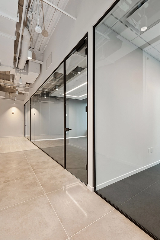 JUUNOO glass partition in New York office