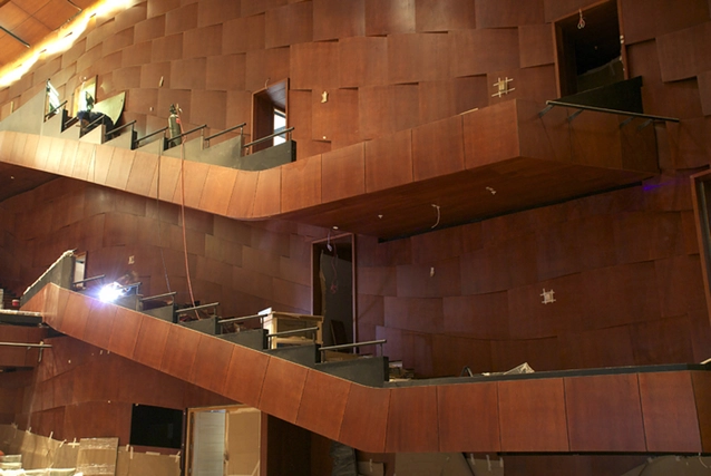 Tableros de MDF en interior de teatro