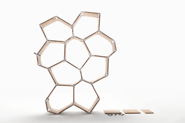 Paneles de madera en estantería modular