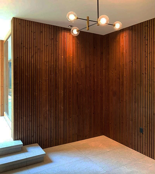 Revestimiento de madera Lunawood en interior de Casa del Bosque