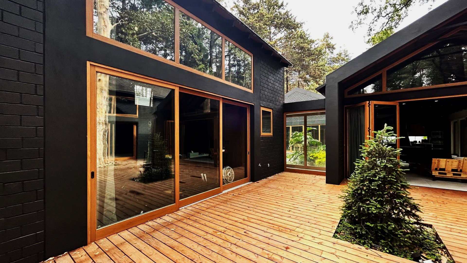 Decks y carpinterías en Casa del Bosque