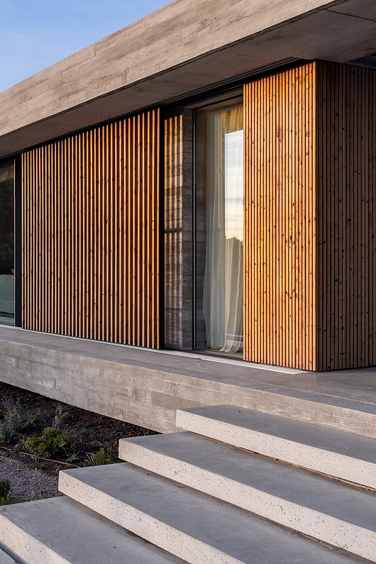 Fachada de Ses Serretes con revestimiento de madera Lunawood