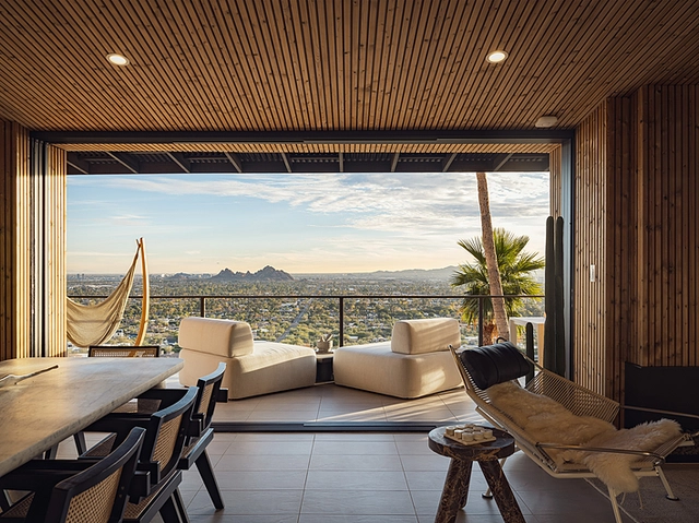 Áreas de estar con revestimientos y cielos de madera Thermowood de Lunawood | Créditos: Jason Roehner