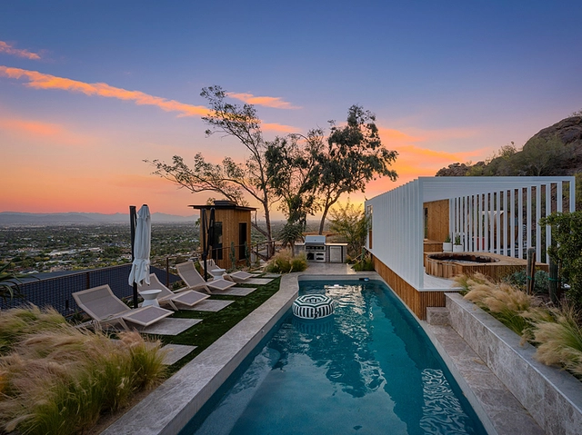 Área exterior con revestimientos de madera Thermowood de Lunawood para exteriores | Créditos: Jason Roehner