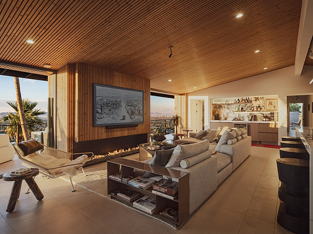 Áreas de estar con revestimientos y cielos de madera Thermowood de Lunawood | Créditos: Jason Roehner