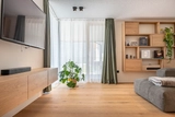 The parquet flooring, with its brushed finish, emphasizes the richness and natural tones of the wood