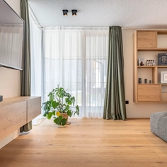 The parquet flooring, with its brushed finish, emphasizes the richness and natural tones of the wood