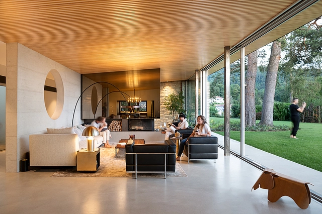 Conection between interior living space and garden with sliding windows by swissFineLine | credit: ©Nic Hahne