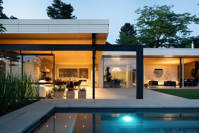 Conection between interior living space and garden with sliding windows by swissFineLine | credit: ©Nic Hahne