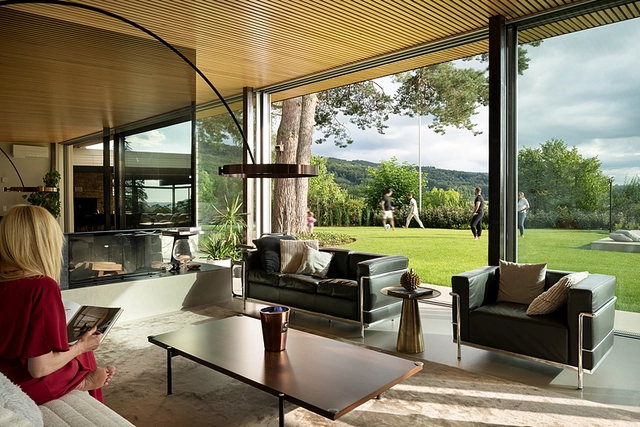 Conection between interior living space and garden with sliding windows by swissFineLine | credit: ©Nic Hahne