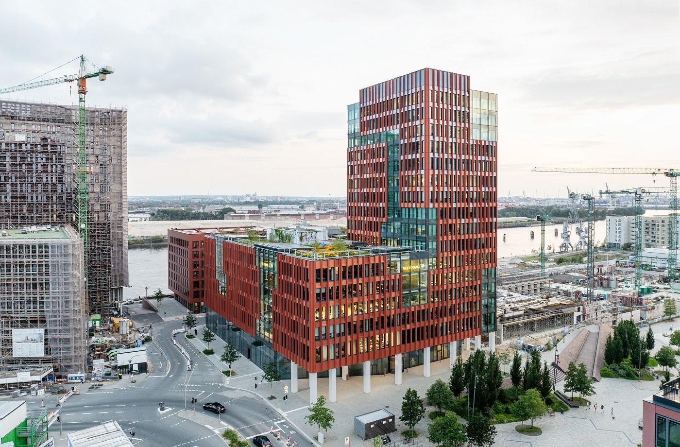 Modular Tile Facade at the Edge ElbSide