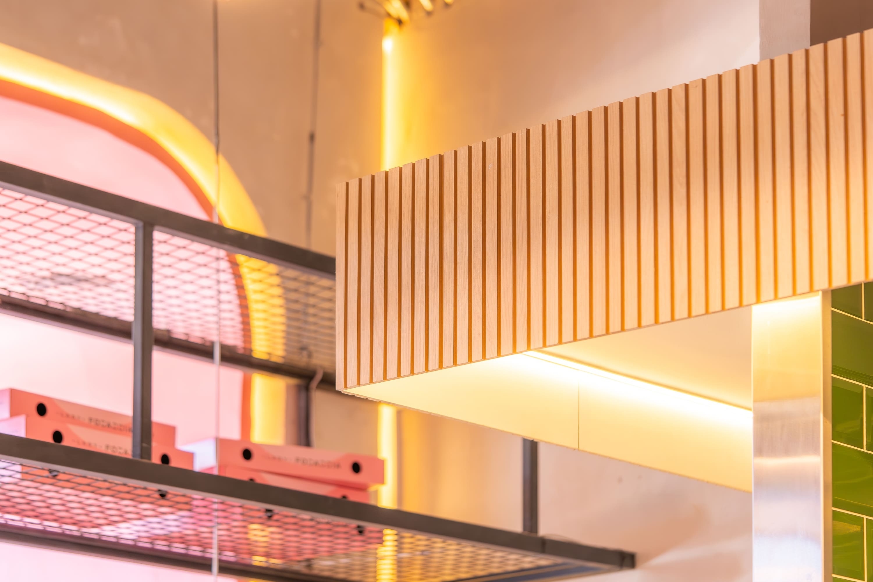 Revestimiento ripado en local Lady Focaccia