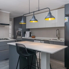 Tableros de Melaminas Unicolor y Madera en cocina de Huechuraba