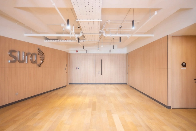 Aplicaciones de Tablero de Melamina Carvalo en Oficinas Sura