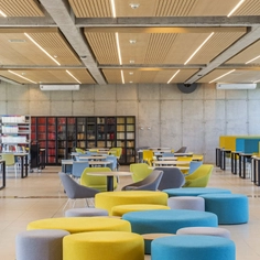 Tablero de Melamina Madera Carvalo en Aularios de la Universidad de O'Higgings