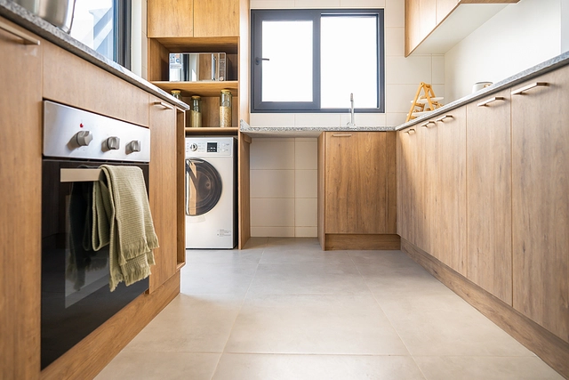 Aplicación de revestimiento melamínico con protección antibacterial en proyecto de cocina en proyecto habitacional Gruta Limache