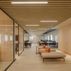 Revestimientos ripados y tableados en oficinas de Transtel