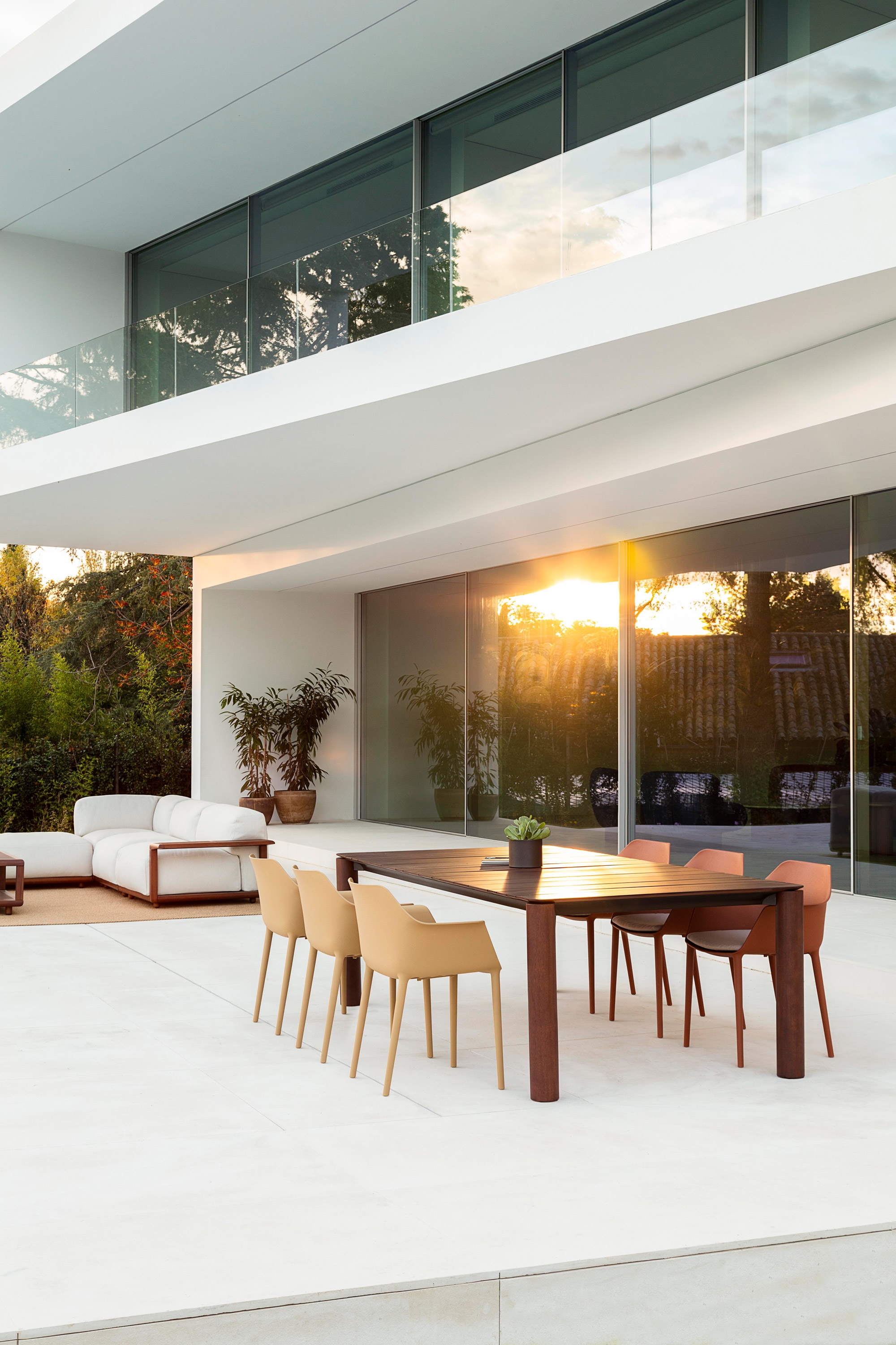 Outdoor Dining Tables