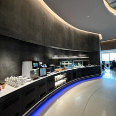 Revestimiento de piedra flexible en salones VIP de aeropuerto