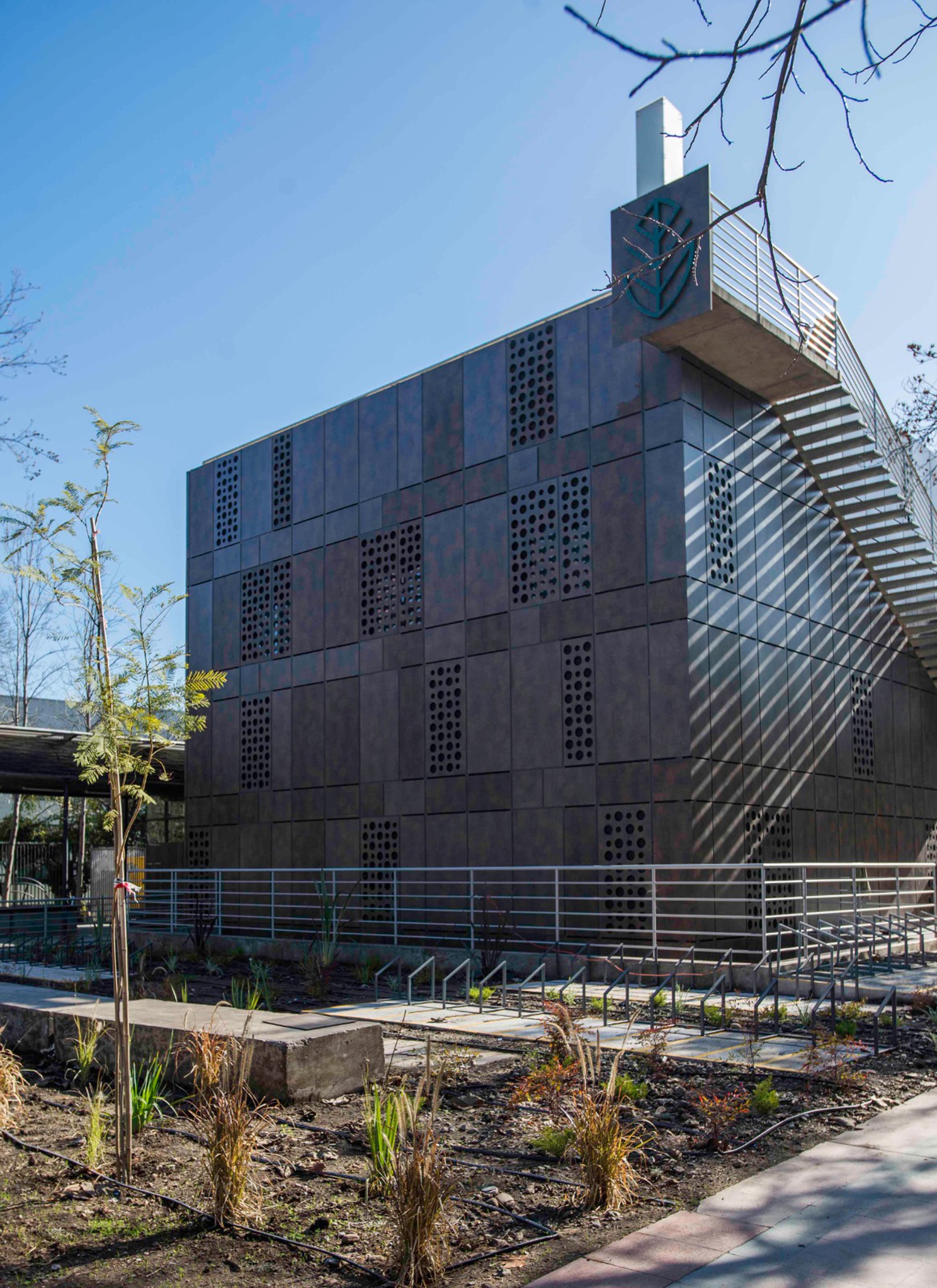 Revestimiento Exterior HPL en Clínica Huinganal