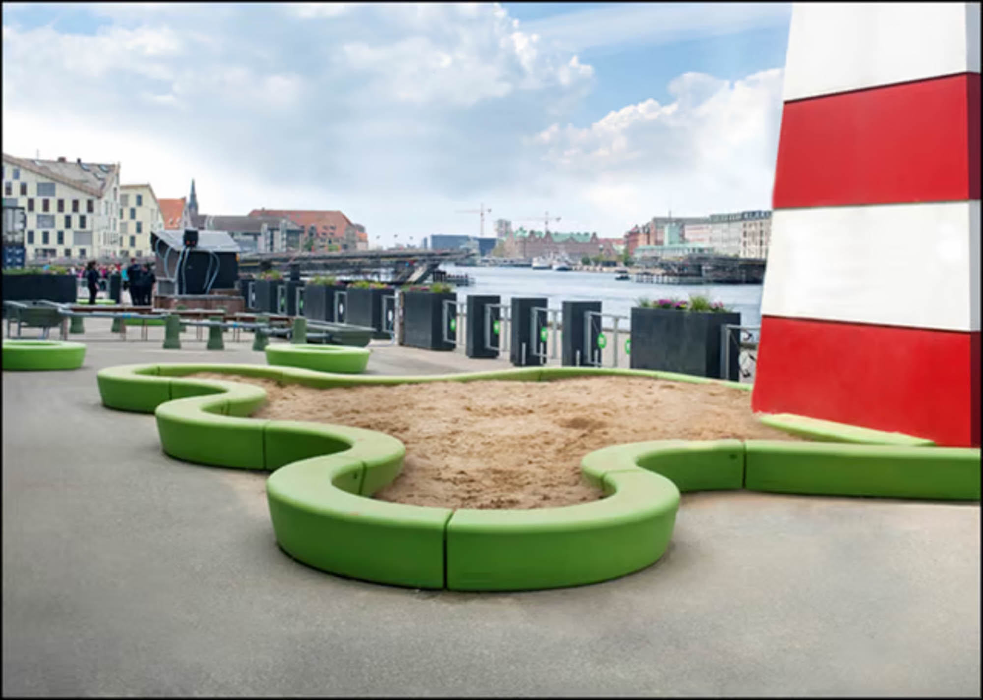 Mobiliario inclusivo de exterior para parques