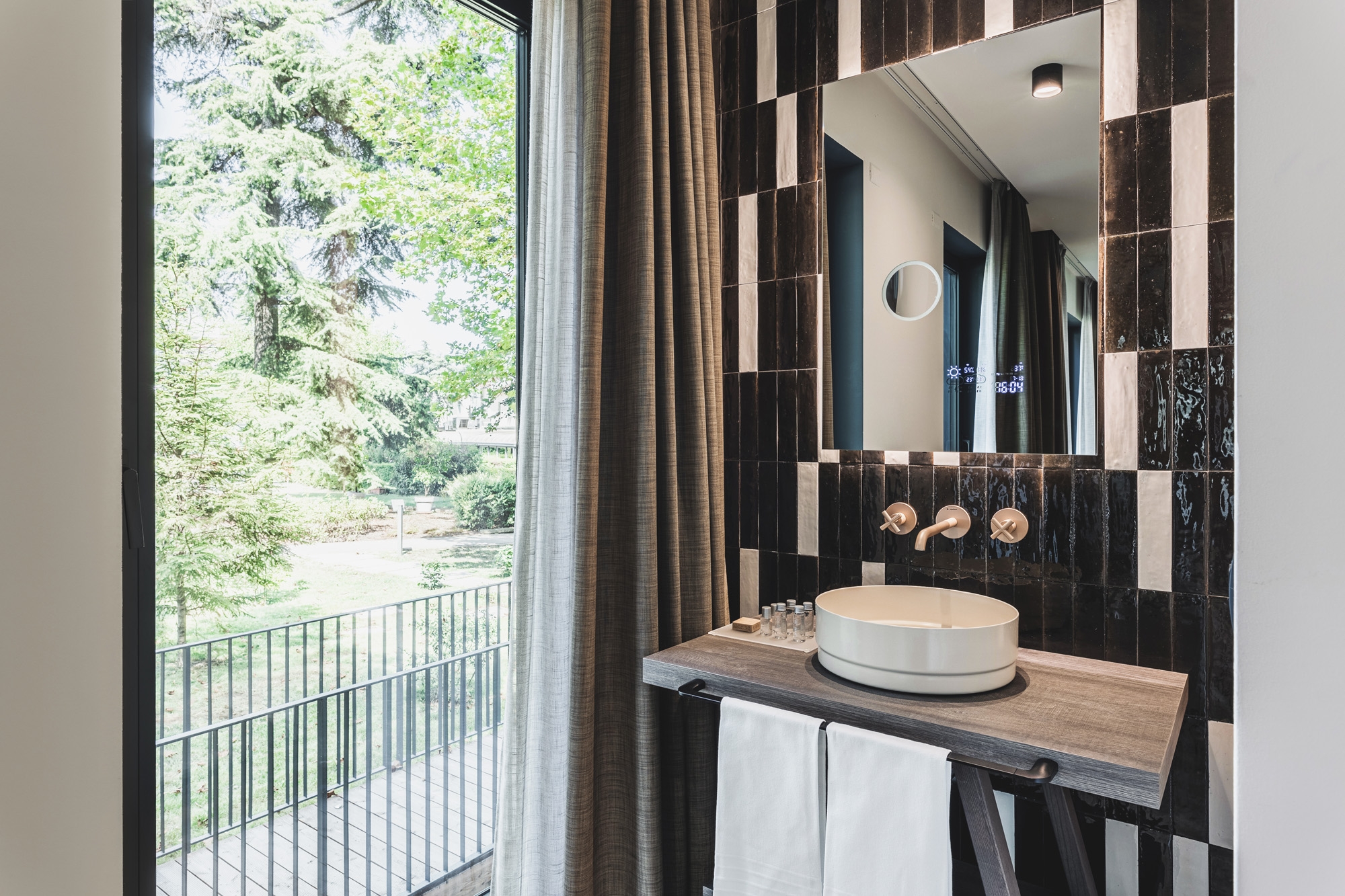Washbowls & Shower Surface in Italian Lodges