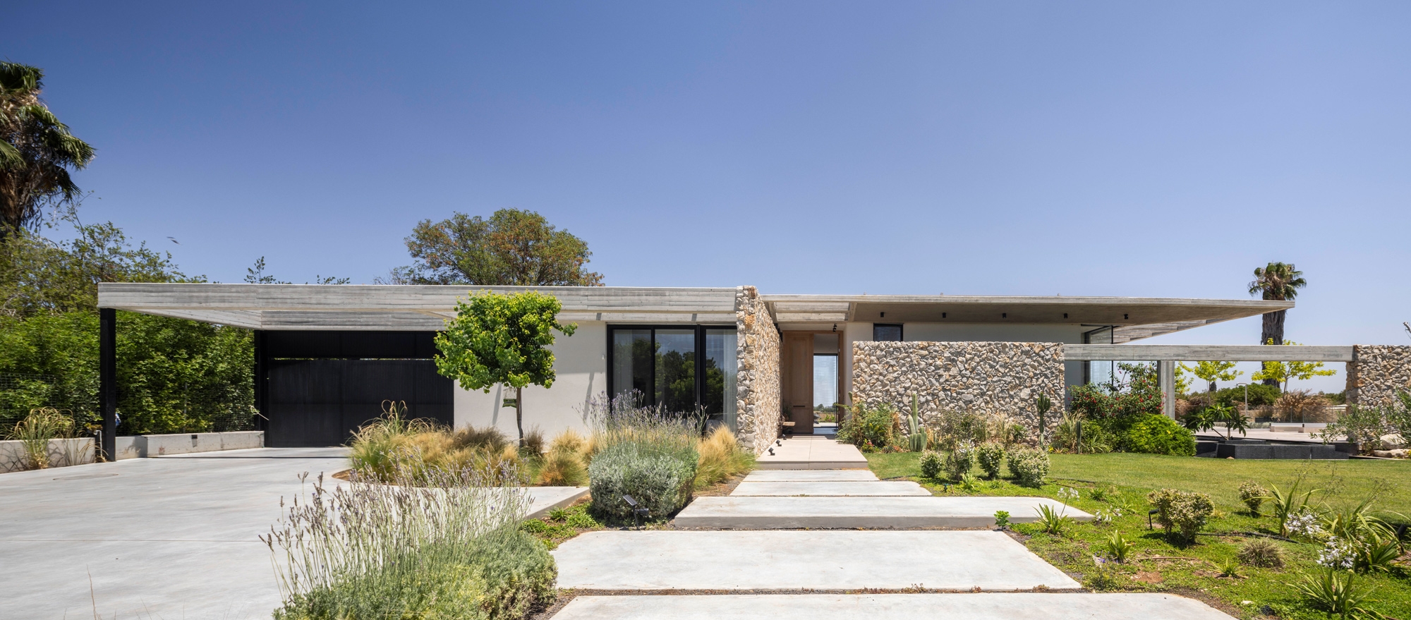 Minimal Sliding System in Home Residence