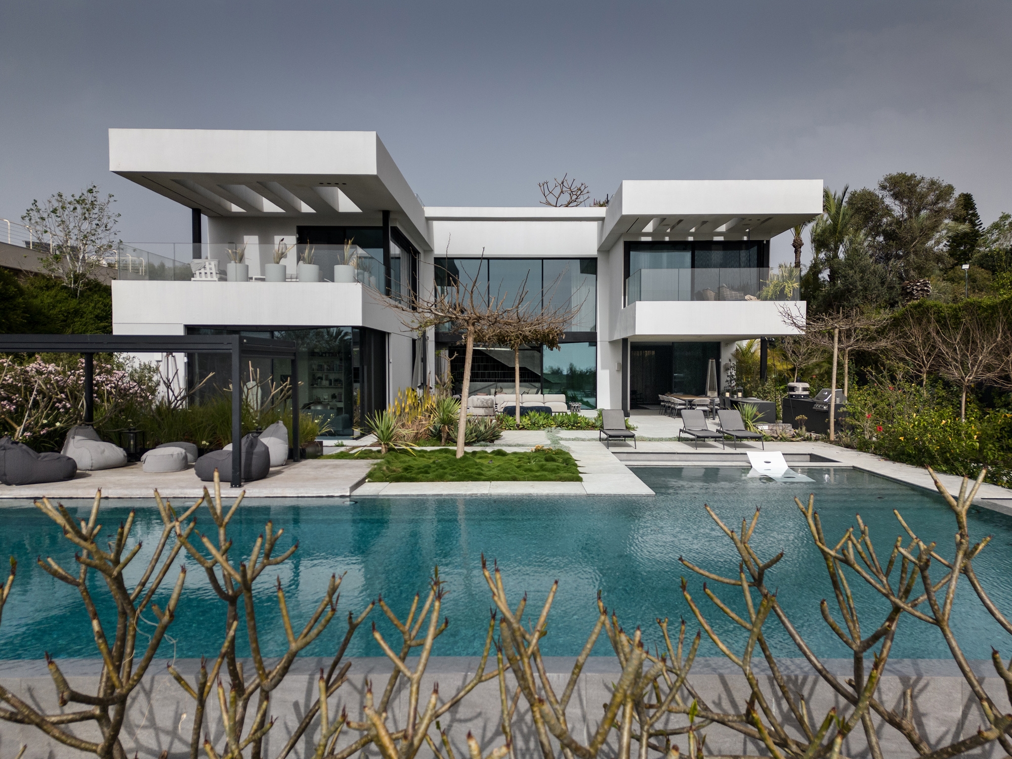 Minimal Sliding System in Shape of Silence Residence